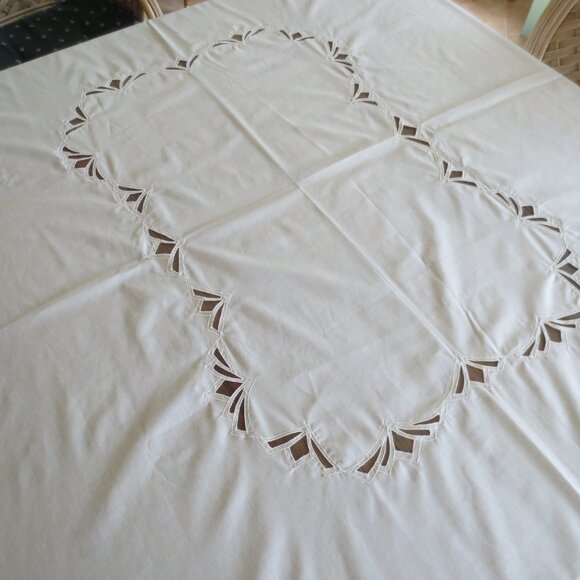 Large Formal Wilton Court Bone Art Deco Style Tablecloth 68" x 104" - Picture 2 of 8